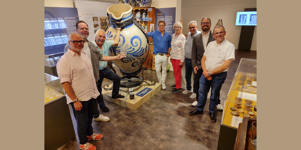 Besucher der Hanauer Liberalen im Gerippten Museum am Heumarkt (Foto: Thomas Seifert)