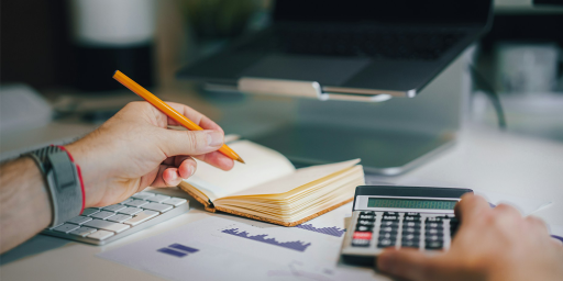 Im Fokus: Die Erhöhung der Gewerbesteuer (Foto: Jakub Zerdzicki / unsplash.com)