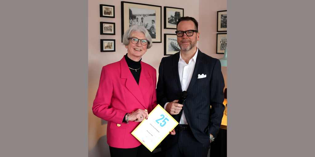 Geehrt für 25 Jahre Engagement in der Hanauer FDP: Angelika Opfermann zusammen mit Oberbürgermeisterkandidat Henrik Statz