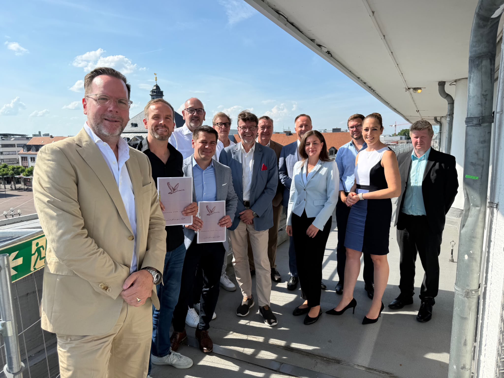 Der Koalitionsvertrag für Hanau steht — Gruppenfoto mit Vertretern von SPD, CDU und FDP zum Abschluss der Koalitionsverhandlungen in Hanau.